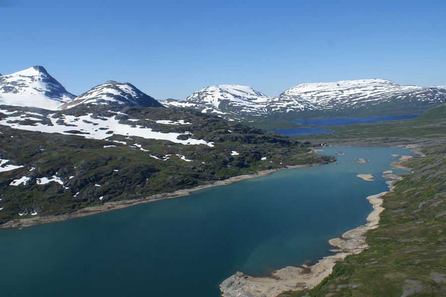Gressvatn inntaksmagasin med Kjensvatn i bakgrunnen.