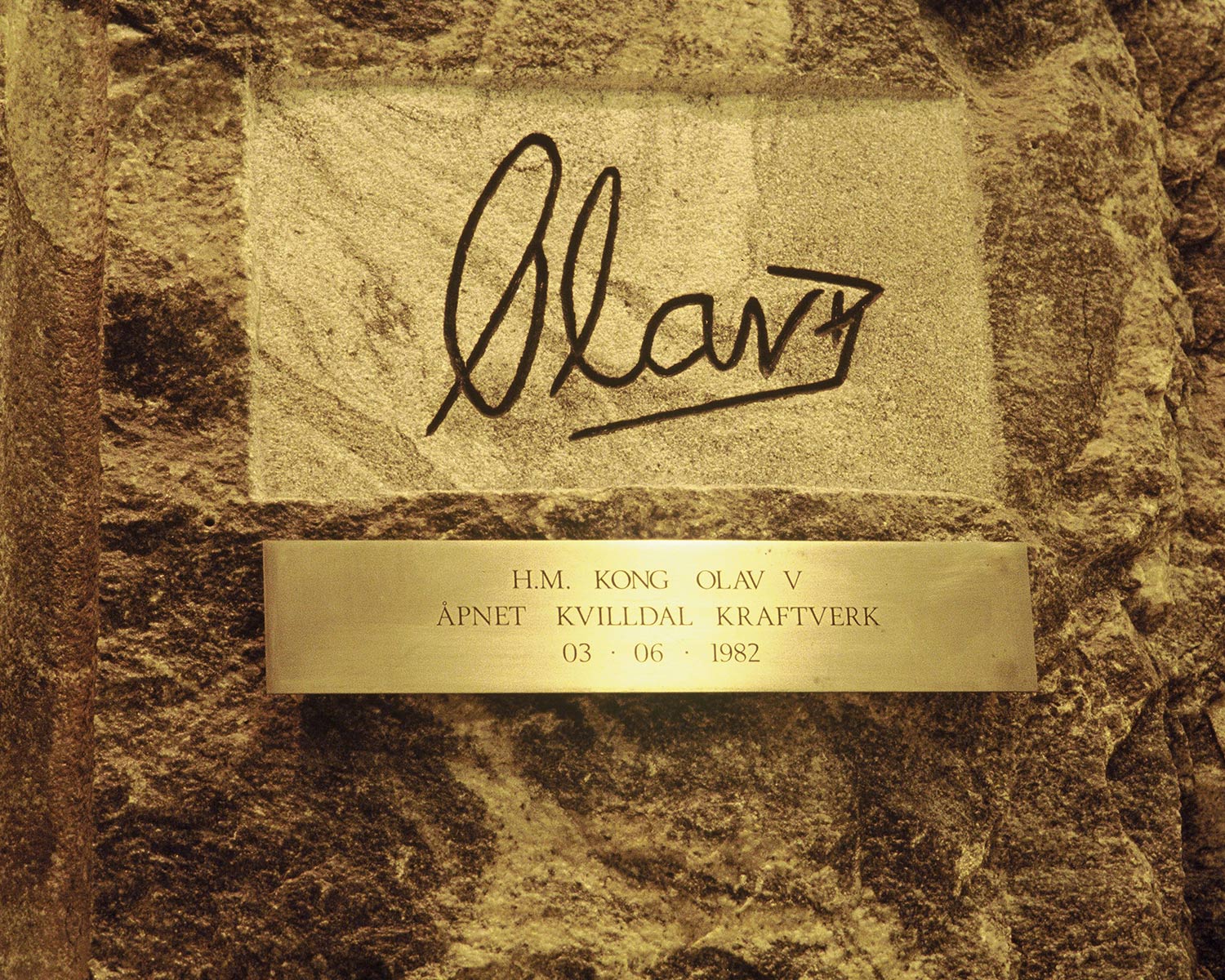 Signatur og skilt der det står «H.M. Kong Olav V åpnet Kvilldal Kraftverk 03-06-1982»