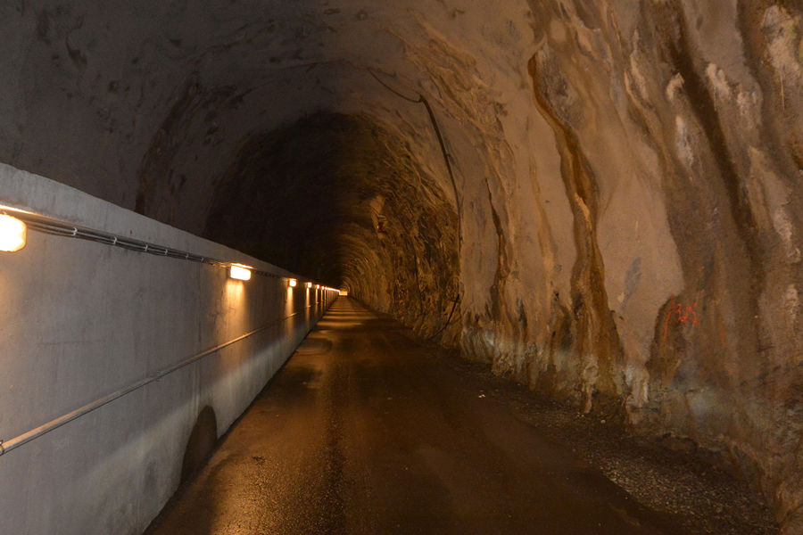 Adkomsttunnel til kraftverket inne i fjellet.