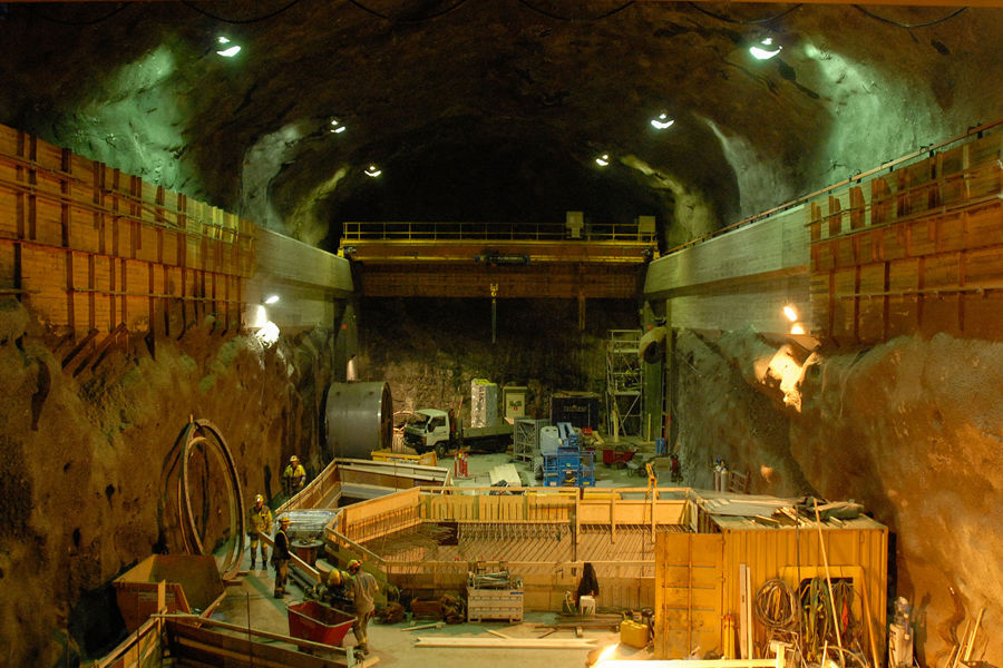 Fra byggingen av maskinhallen inne i fjellet. 