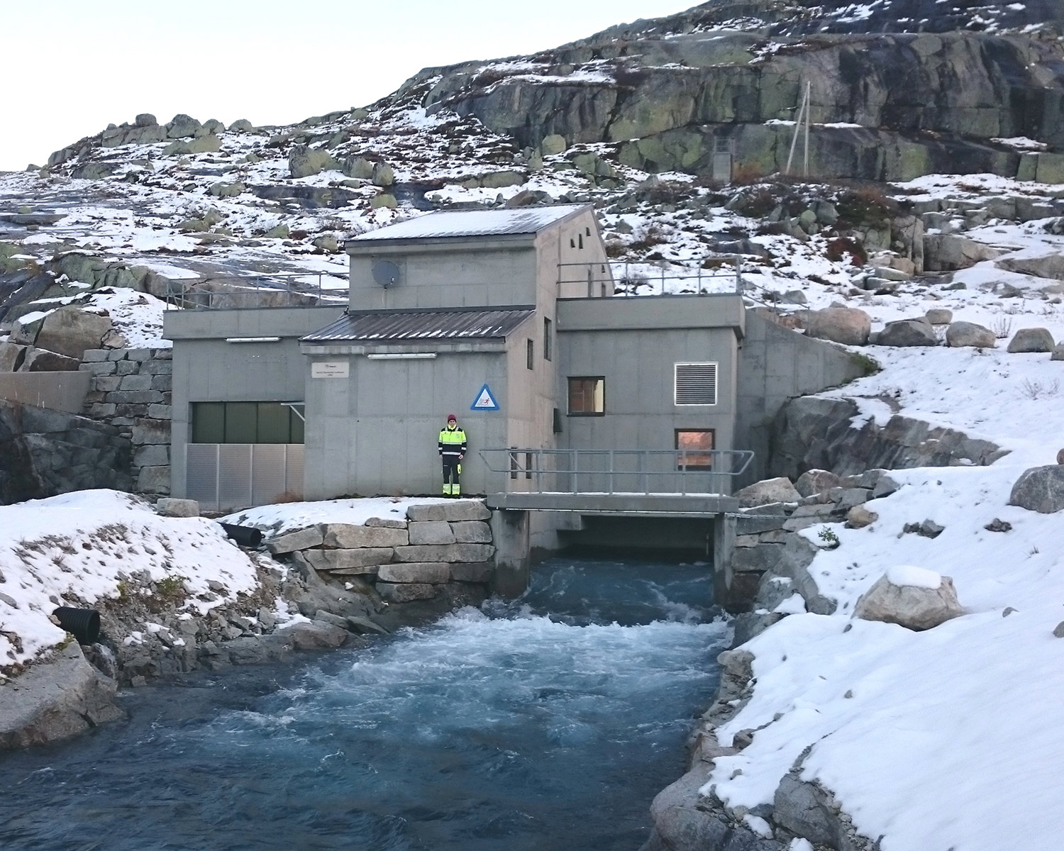 Kraftstasjonen Nedre Bersåvatn med utløp. 