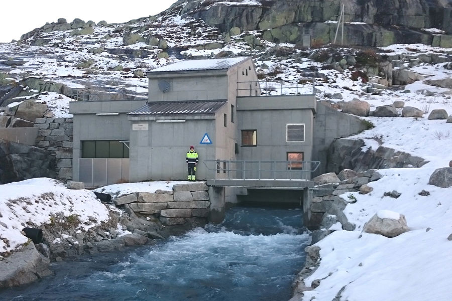 Kraftstasjonen Nedre Bersåvatn med utløp.
