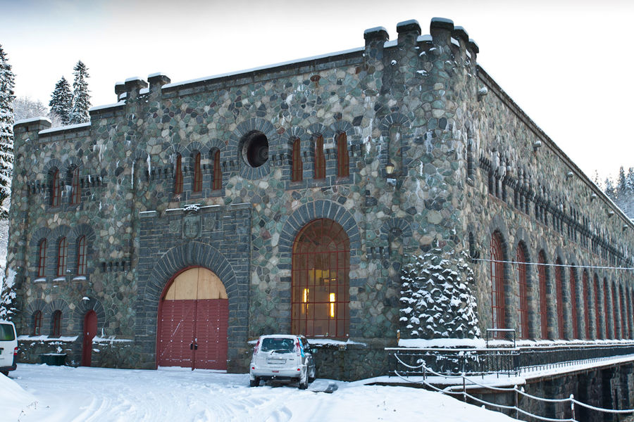 Bygningens fasader er rikt utstyrt med dekorative elementer. 