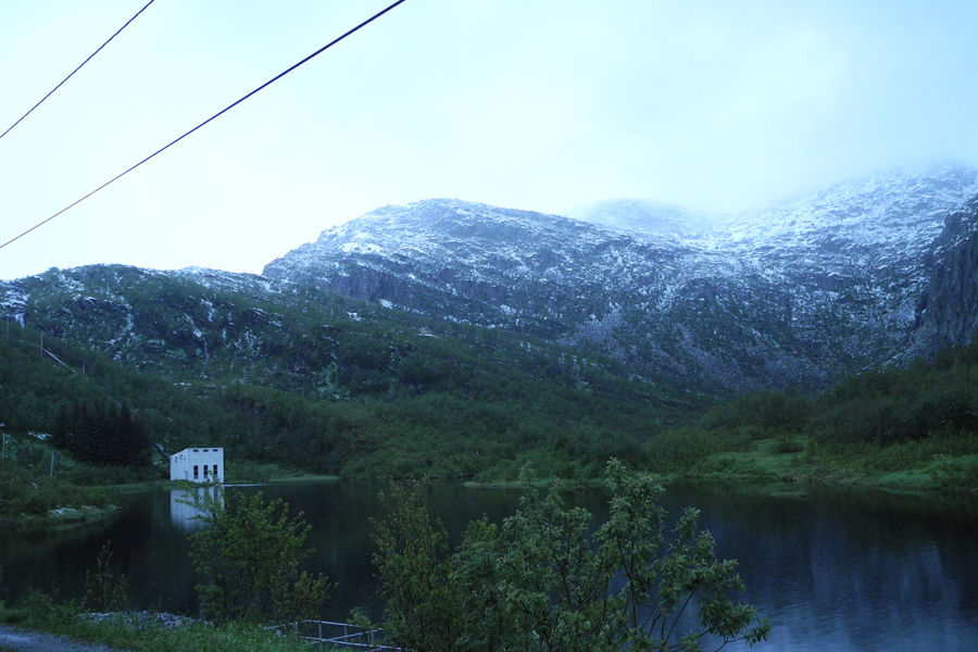 Neverdalsåga kraftverk i naturomgivelser.