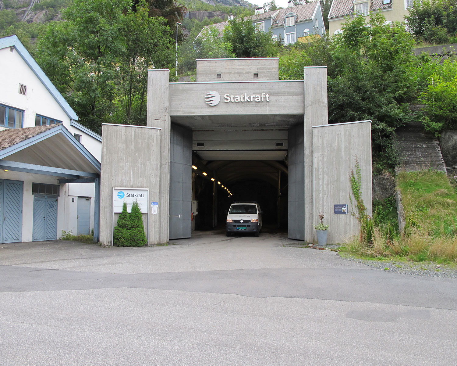 Bil i portåpningen på Portalbygningen til Oksla kraftverk. 