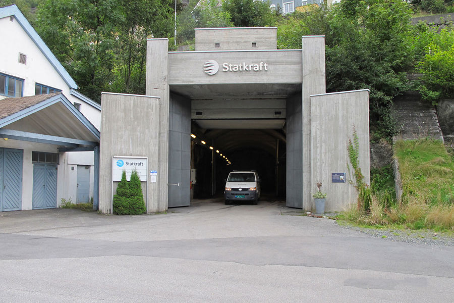 Bil i portåpningen på Portalbygningen til Oksla kraftverk.