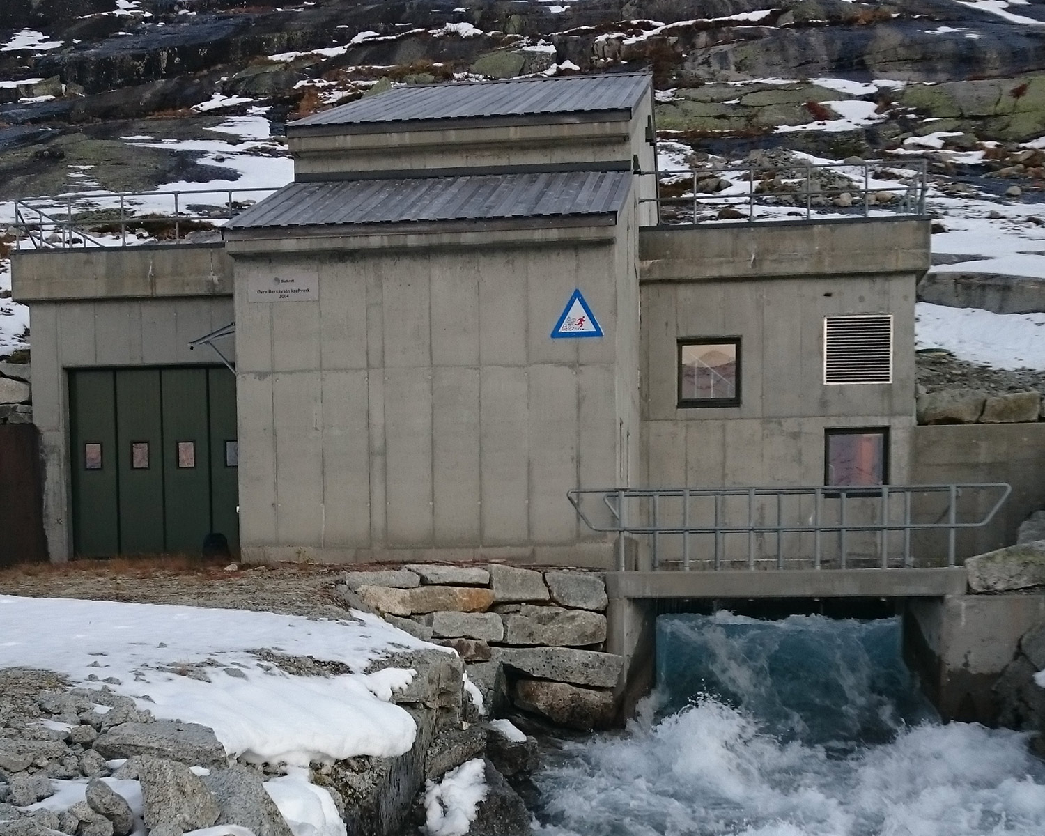 Øvre Bersåvatn kraftstasjon med utløp.