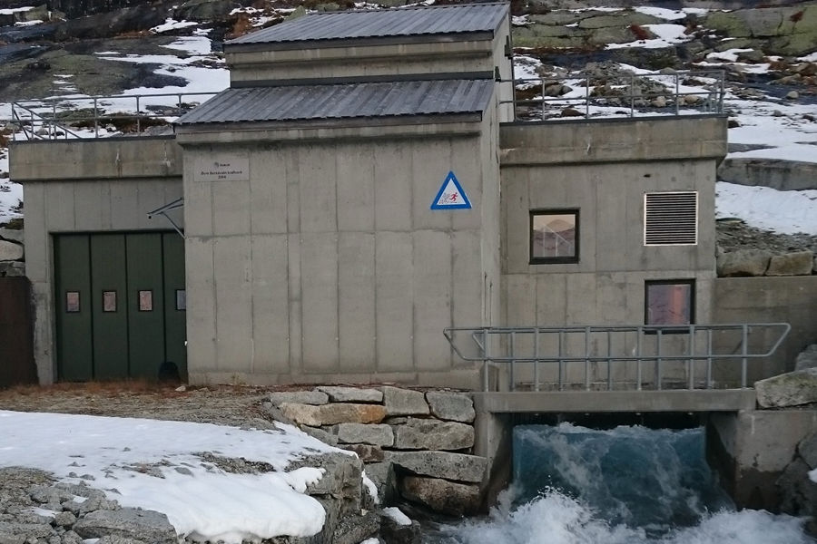 Øvre Bersåvatn kraftstasjon med utløp.