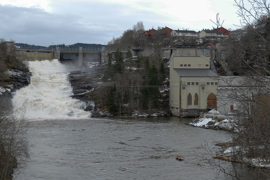 Overløp i Leirfossen nær kraftverket.