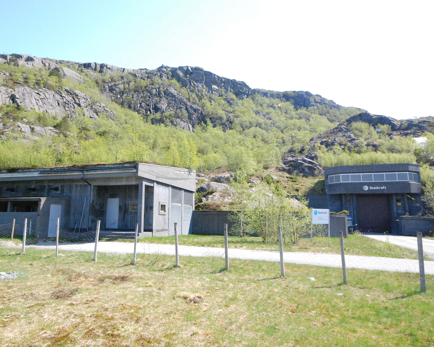 Portalbygg og bygning for nødstrømsaggregat. 