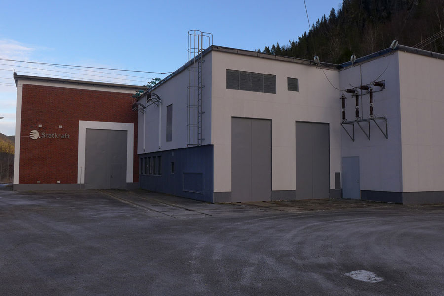 Foran Svorka kraftverk i Surnadal.