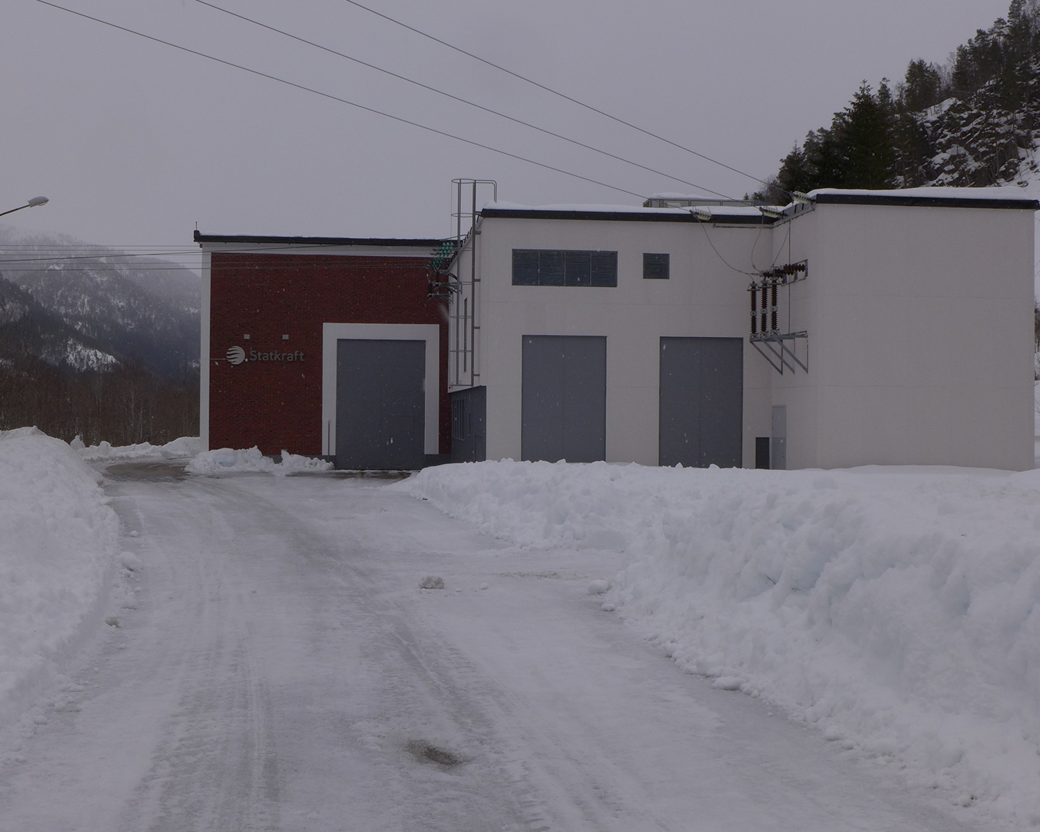 Foran Svorka kraftverk i Surnadal.
