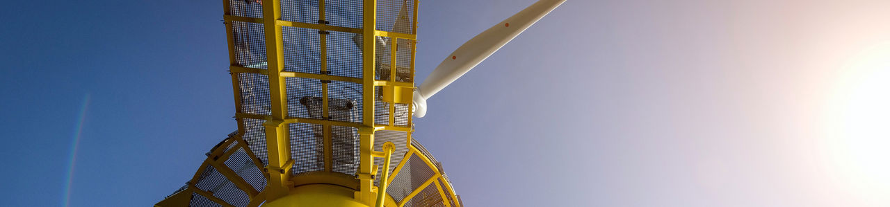 Nærbilde av toppen av vindturbin
