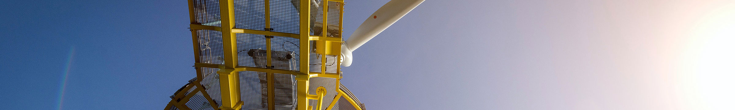 Nærbilde av toppen av vindturbin