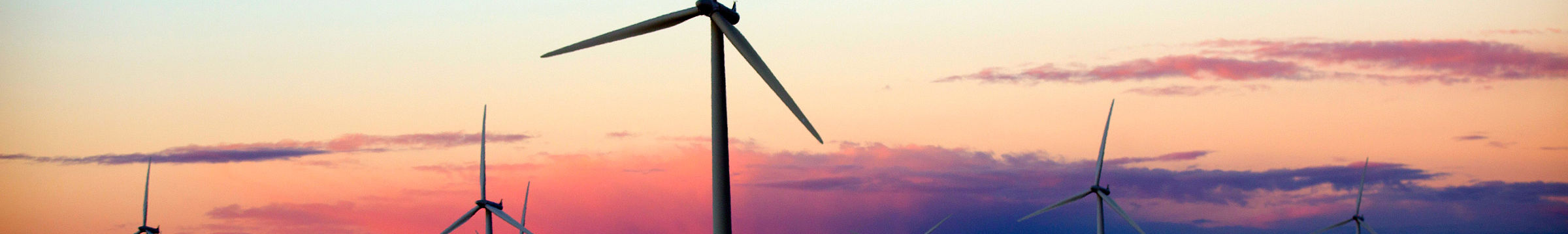 Vindturbiner i solnedgang