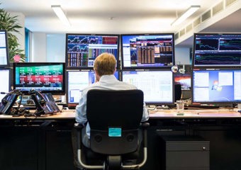 Mann sittende foran monitor
