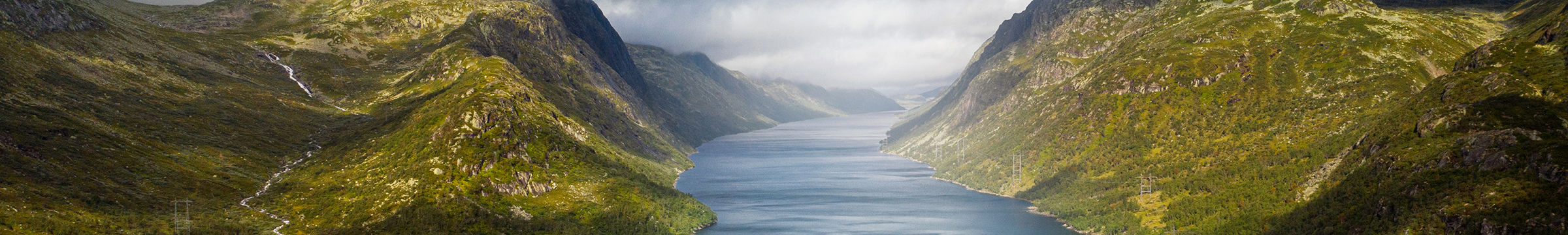 En fjord mellom to fjell
