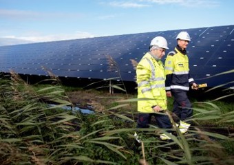 To ansatte som går rundt på Lange Runde solpark