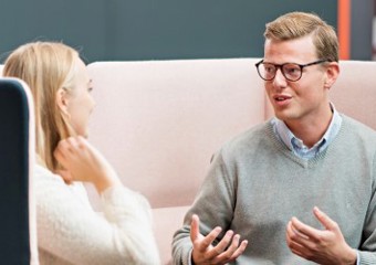 Kvinne og mann i engasjerende samtale