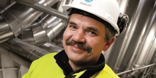 Mann som smiler. (Foto: Erik Thallaug)
