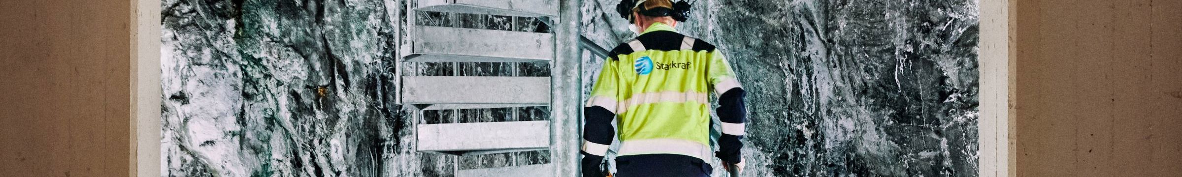 Statkraft ansatt går opp trapp