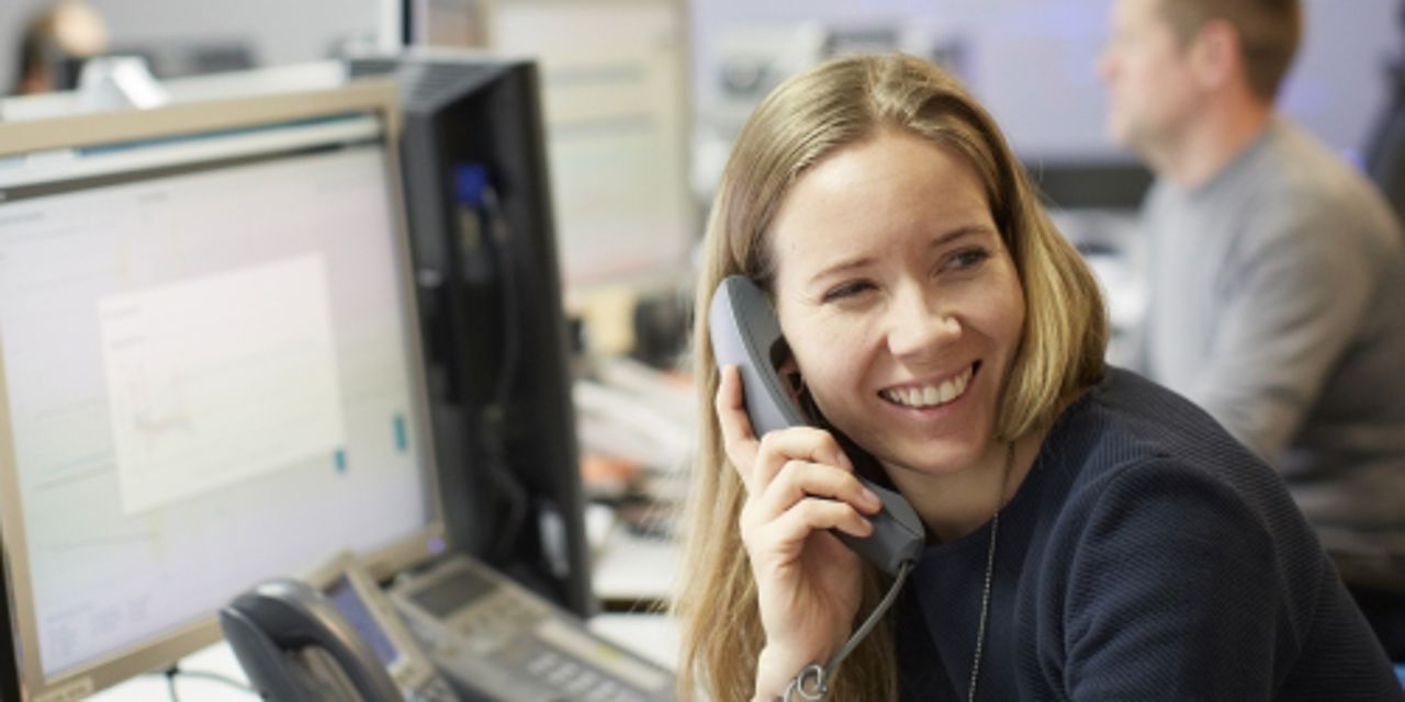 Kvinnelig Statkraft ansatt som snakker i telefon