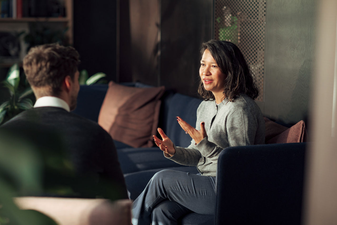 Dame sitter i et møte