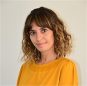 Dame i gul genser smiler