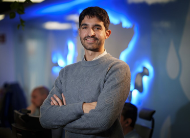 Ung mann med armene i kors