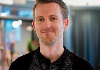 Mann smiler til kameraet