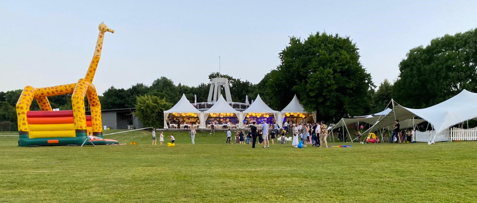 Sommerfest på en gresslette