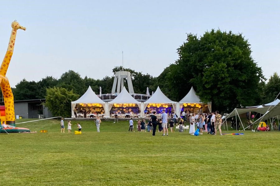 Sommerfest på en gresslette
