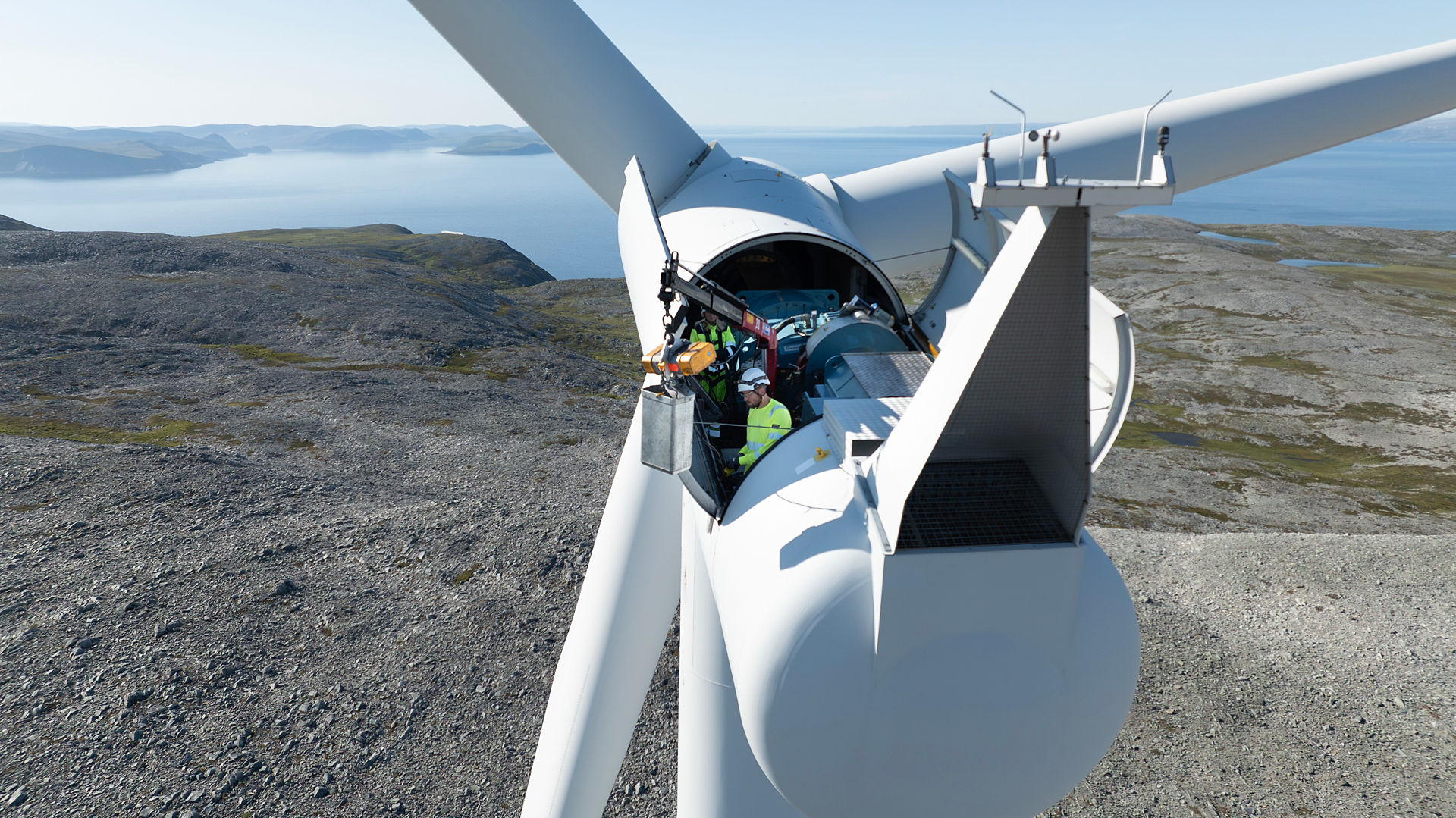 Ansatt jobber på toppen av en vindturbin