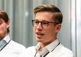 Tre unge menn diskuterer