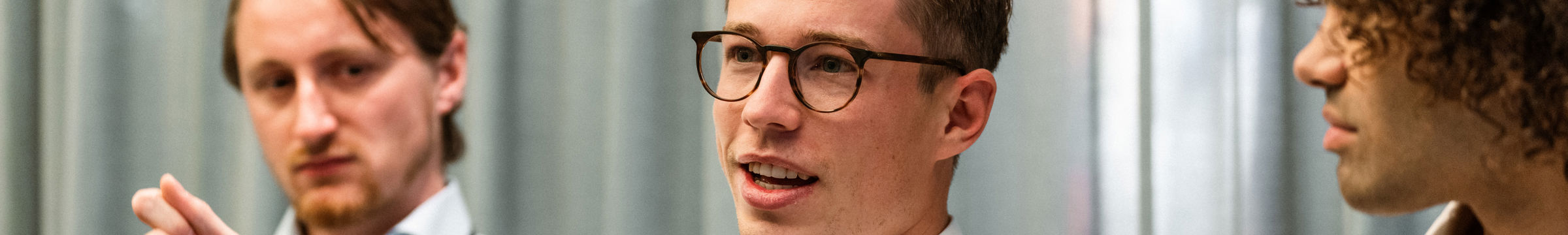 Tre unge menn diskuterer