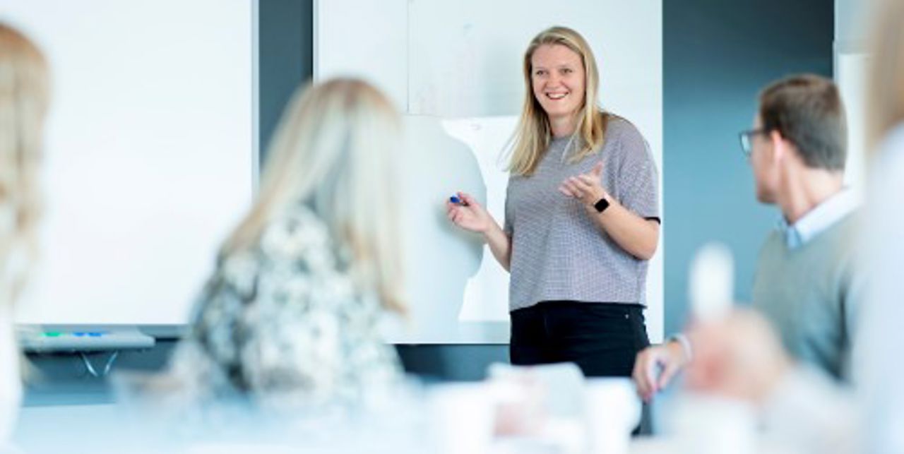 Trainee snakker til en gruppe mennesker