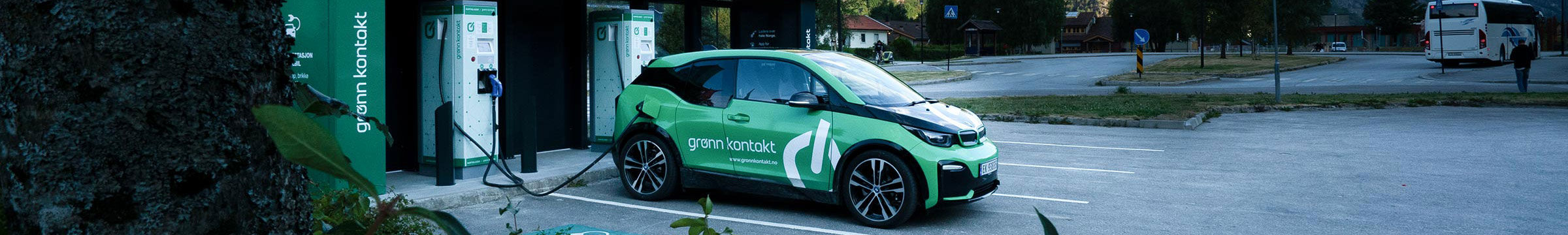 grønn kontakt ladestasjon