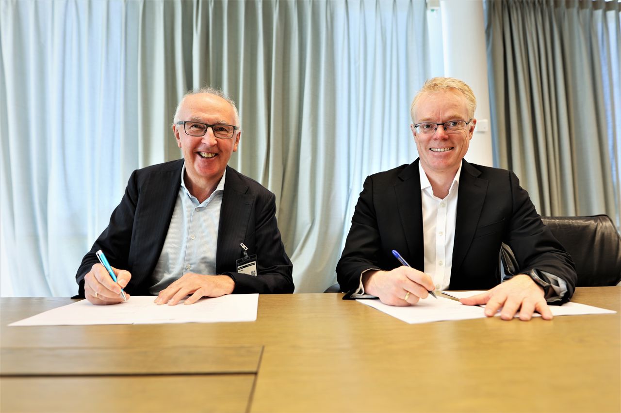 Hallvard Grandheim and Arvid Moss signing a Power Purchase Agreeement