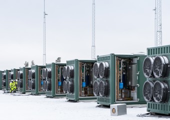 Batterier og to ansatte 