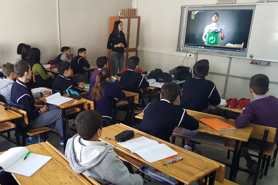 klasserom med elever og læreracher