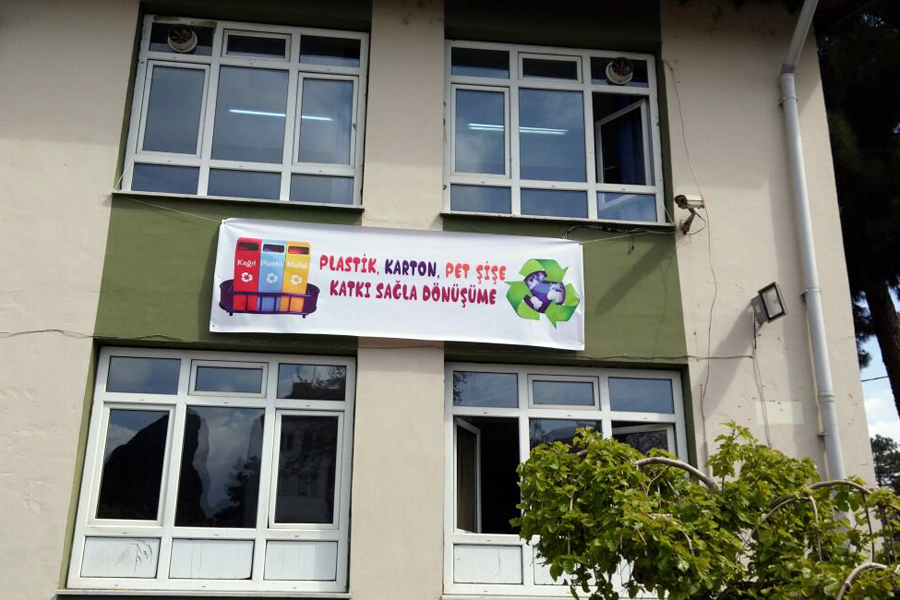 Skolefasade med plakat 