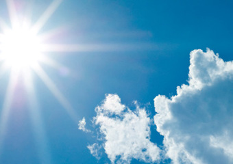 Sol og blå himmel