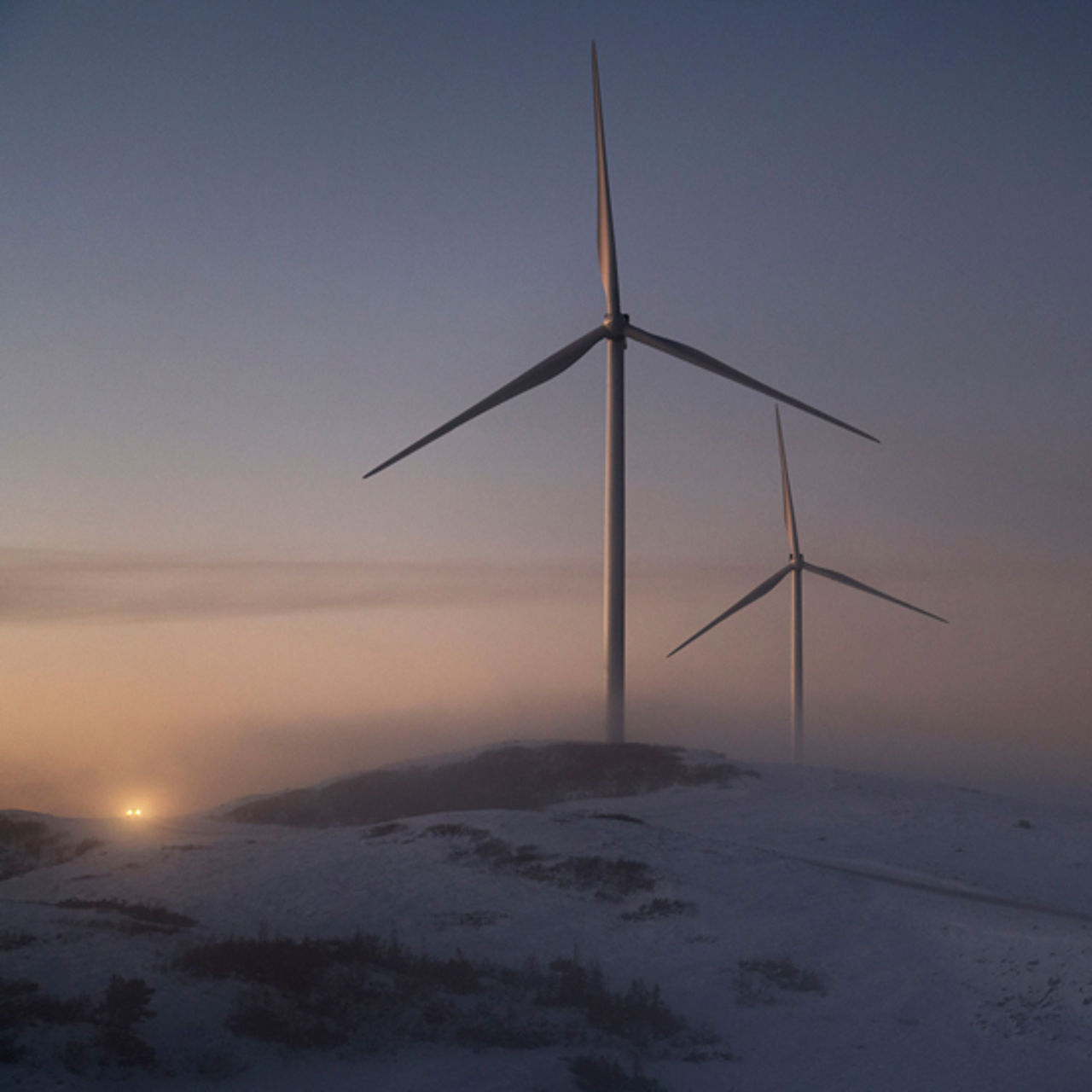 Vindturbiner i vinterlandskap