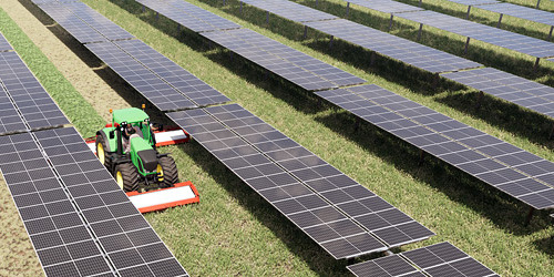 Solcellepaneler og traktor