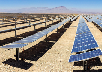 Solcellepaneler i Atacama-ørkenen