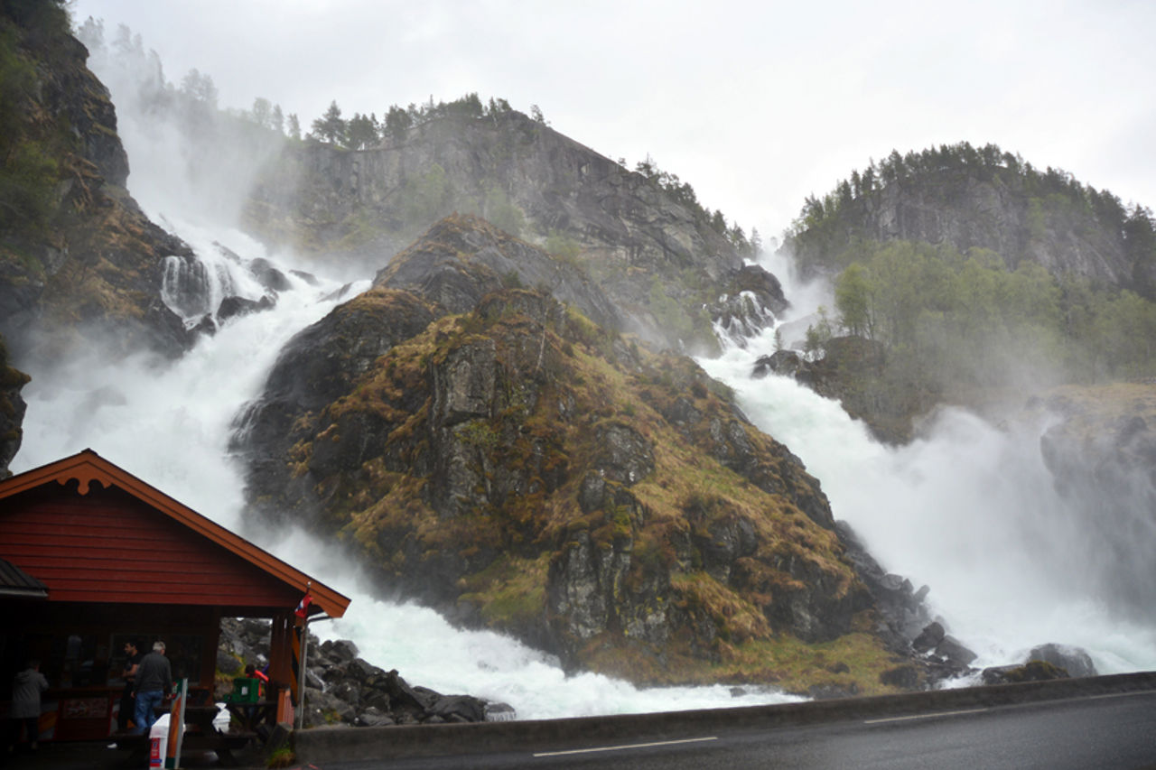 Flom i L&aring;tefoss i Odda