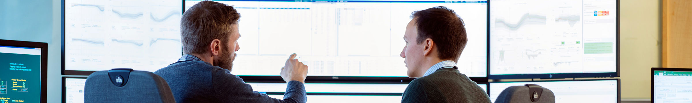 To personer i tradingrommet