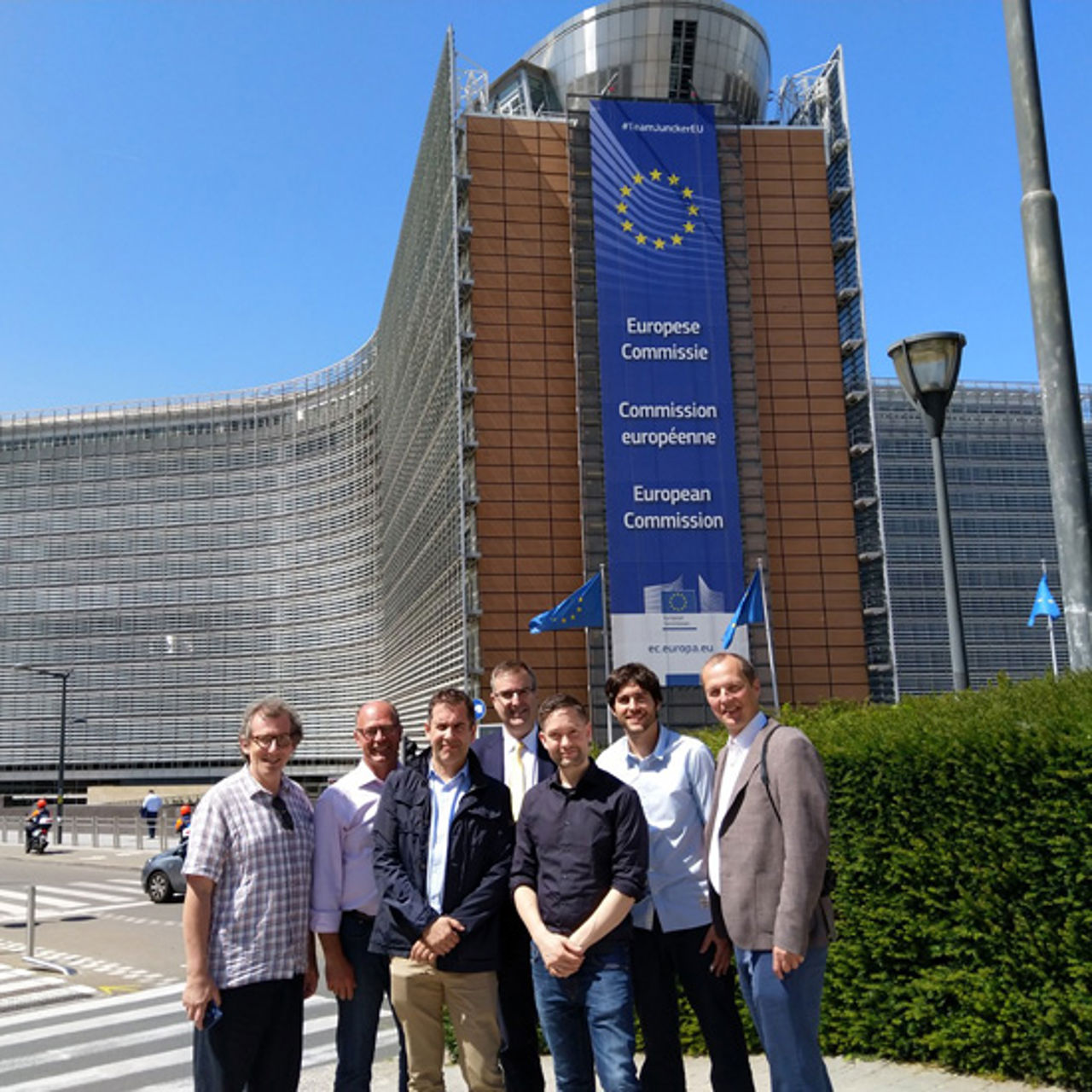 Gruppe foran EU-kommisjonens hovedkvarteret i Brüssel