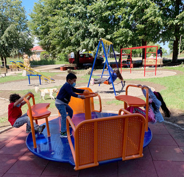 Barn leker i park