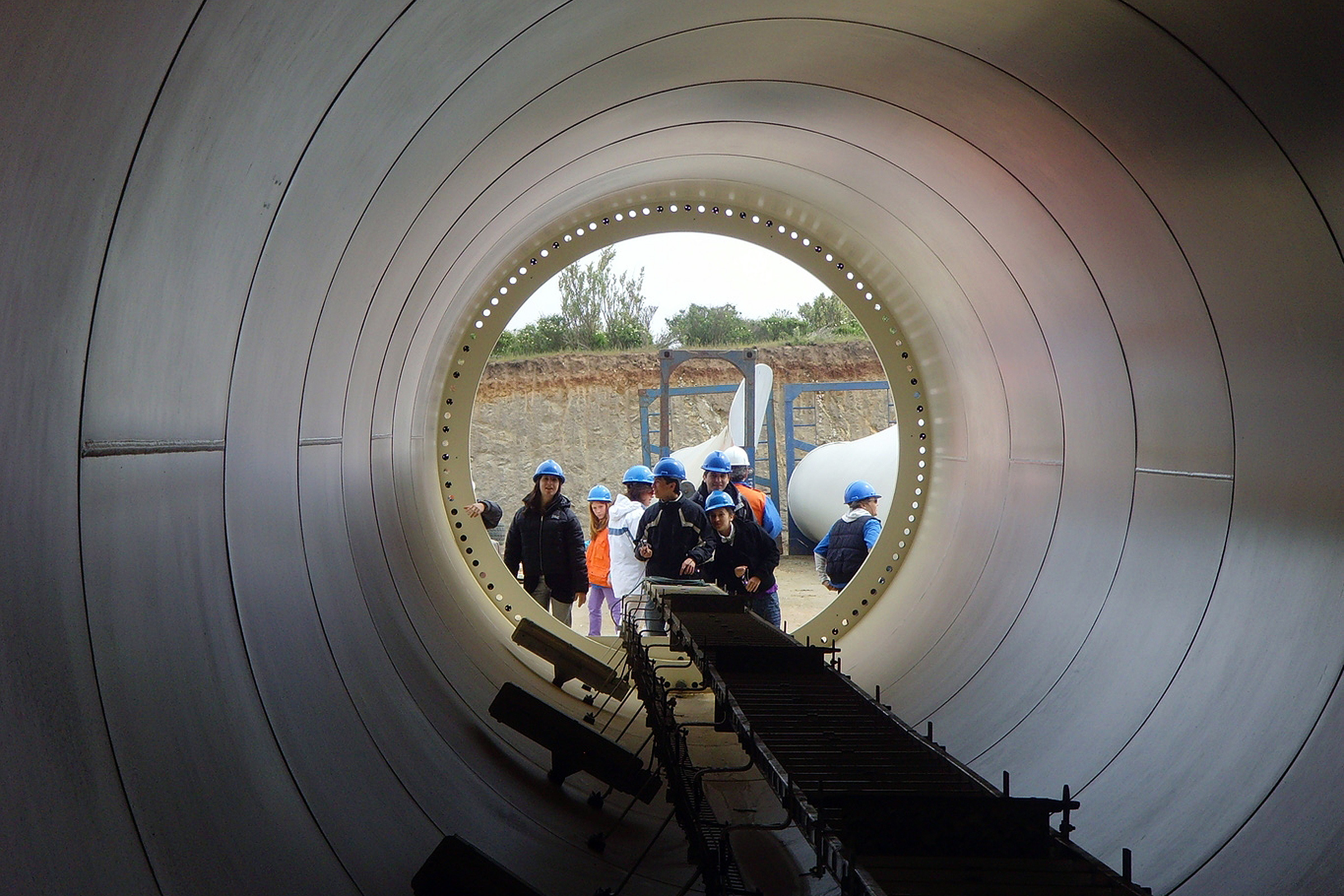 Folk titter inn i stort rør